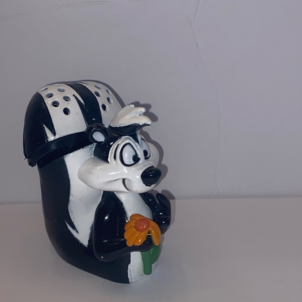 Pepe Le Pew Skunk Baking Soda Holder Figure Figurine 1997 by Giftco.